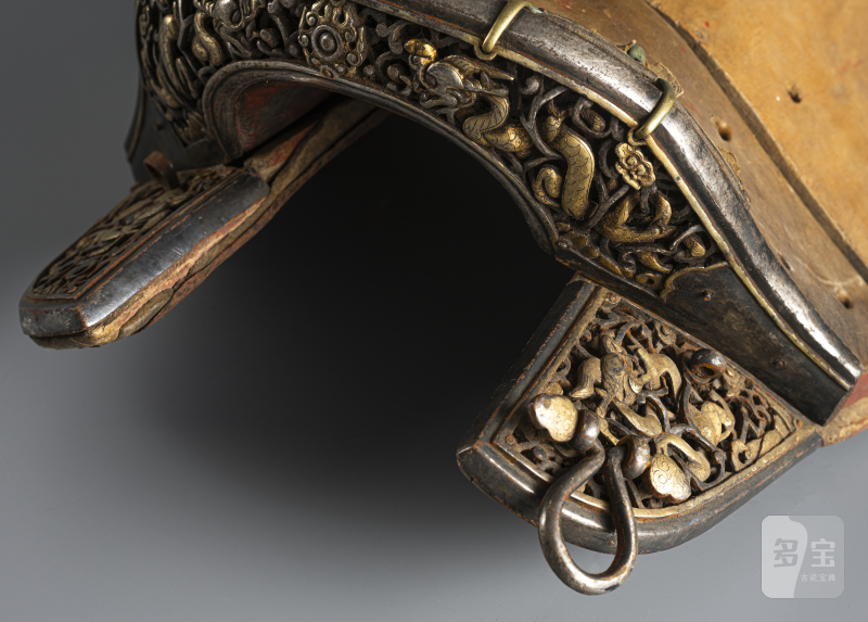 A RARE PARCEL GILT-IRON AND WOOD SADDLE WITH MOVABLE DERGE FITTINGS - 图6